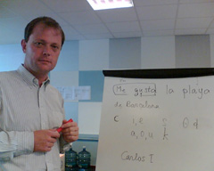 Maarten enseñando español en la pizarra blanca